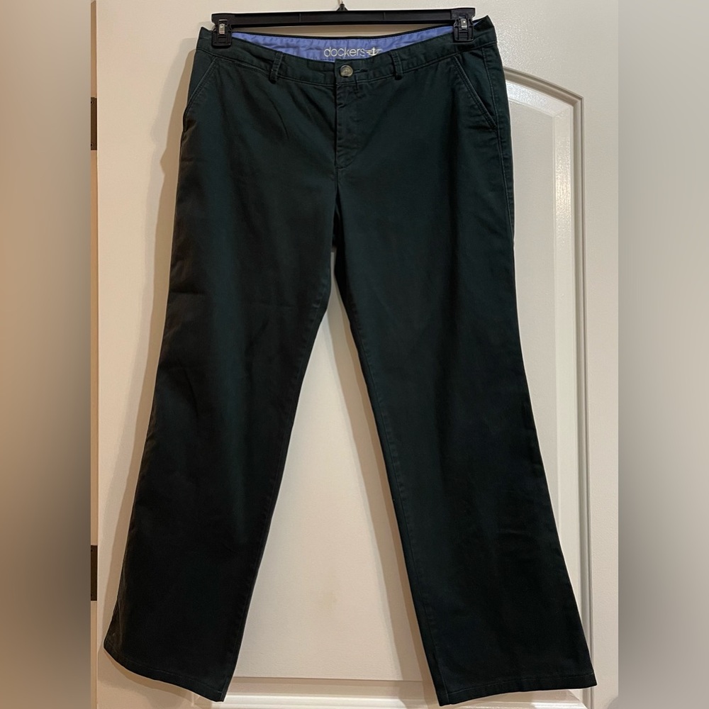 Classic Dockers pant in forest green. Front pockets. Button zip closure. Size 14